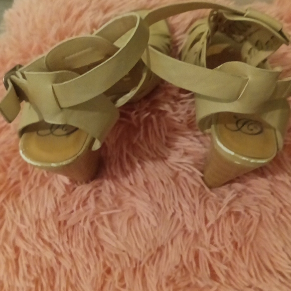 D heels - Picture 3 of 9